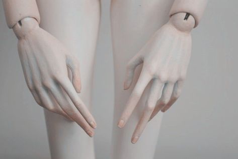 Mannequin Hand/Wrist - Alana Corra Doll Aesthetic, Hand Reference, Living Dolls, Pretty Hands, Doll Parts, Pretty Dolls, Ball Jointed Dolls, Porcelain Dolls, Bjd Dolls