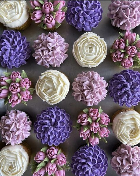 Purple Rose Cupcakes, 60 Cake Ideas, Purple Flower Cupcakes, Purple Wedding Cupcakes, 60 Cake, Cupcake Centerpieces, Cake Desert, Lavender Wedding Theme, Purple Cupcakes