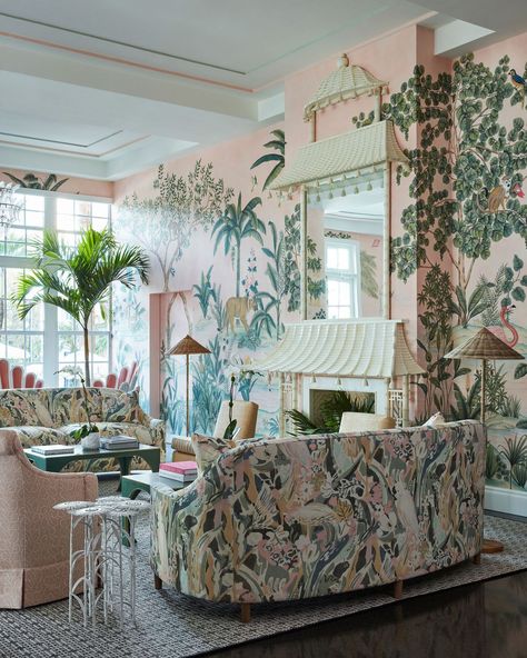 Chairish on Instagram: “Palm party @thecolonypalmbeach 🌴 {#wallpaper by @degournay, #interiordesign by #ChairishTradeMember @kemble_interiors, 📷 by @brantleyphoto}” Regency Style Interior, Fixer Upper Bedroom, Kemble Interiors, Colony Hotel, Palm Beach Decor, Celerie Kemble, The Colony Hotel, Eclectic Style Decor, David Hicks