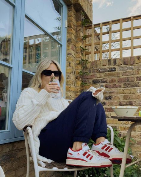 What Fashion People Are Wearing Instead of White Sneakers | Who What Wear Classic Reebok Shoes Outfit Women, Classic Reebok Shoes Outfit, Adidas Sneakers Outfit Women, Chuck 70 Outfit Woman, Reebok Classic Outfit, Reebok Shoes Outfit, Chuck 70 Outfit, Reebok Sneakers Woman, Adidas Sneakers Outfit