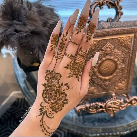 Cute Henna Designs, Henna Style Tattoos, Henna Inspo, Arabic Henna Designs, Henna Designs Wrist, Henna Inspired Tattoos, Finger Henna Designs, Tato Henna, Eid Mehndi Designs