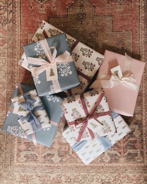 Holiday Gift Wrapping - Julia Berolzheimer Julia Berolzheimer, Gift Wrapping Inspiration, 22 December, Christmas Feeling, Instagram Christmas, Beautiful Gift Wrapping, Holiday Gift Wrap, Wrapping Ideas, Christmas Mood