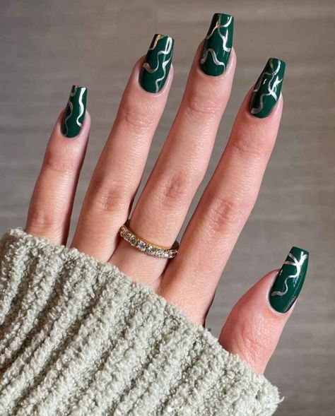 30+ Sophisticated Emerald Green Nails Design for Winter - The Mood Guide Nail Ideas Fall, Nails Acrylic Fall, Emerald Green Nails, Nail Art Fall, Fall Nails 2023, Fall Nails Acrylic, Classic Nail Designs, Fall Nails Ideas, Emerald Nails