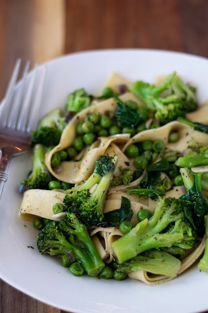 The Kitchen Wife: Pea and Broccoli Pappardelle Pasta Recipe:  Delici... Pappardelle Pasta Recipe, Peas Recipes, Pea Pasta, Pappardelle Pasta, Pasta Side Dishes, Pasta Sides, Quick Dinners, Weekend Meals, Vegetarian Pasta