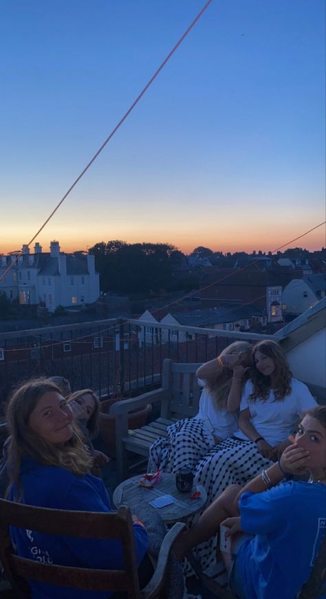 Balcony Party Aesthetic, Small House Party Aesthetic, Summer Balcony Aesthetic, Friends Chilling Aesthetic, Terrace Aesthetic, Balcony Friends Aesthetic, Balcony Aesthetic Night Couple, Rooftop Hangout Aesthetic, Summer Nights Aesthetic Friends