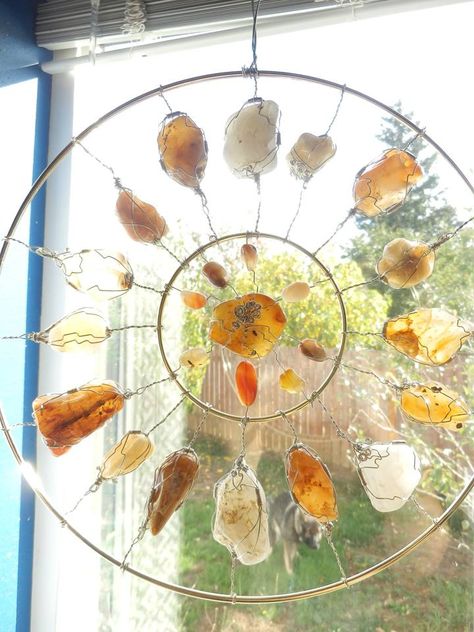 DIY agate suncatcher made with wire and rings. I need to make this with my rocks. Carillons Diy, Suncatcher Diy, Witchy Crafts, Garden Artwork, Butcher Block Countertops, Garden Art Crafts, Crystal Crafts, Chic Kitchen, Garden Art Sculptures