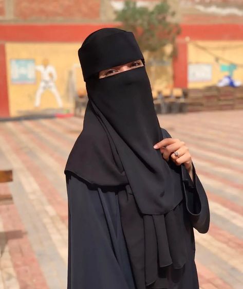 Arabic Niqab, Aesthetic Hijabi, Style Hijab Simple, Pink Hijab, College Uniform, Black Hijab, Balochi Dress, Apple Watch Fashion, Bussines Women Lifestyle