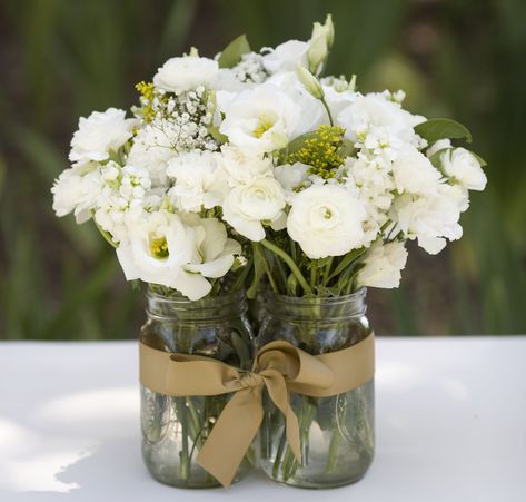 putting more than one mason jar together for a larger bouquet/centerpiece Deco Champetre, Mason Jar Wedding, Mason Jar Centerpieces, Wedding Vintage, Deco Floral, Mason Jar Crafts, Jar Crafts, Farm Wedding, Country Wedding