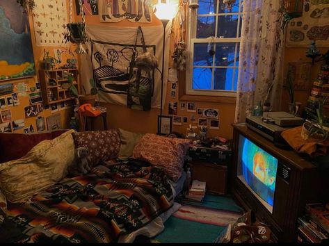 Grunge Apartment, Grunge Aesthetic Bedroom, Aesthetic Room Grunge, Grunge Bedroom Aesthetic, Grunge Fairy Aesthetic, Bedroom Aesthetic Grunge, Bedroom Aesthetic Ideas, Grunge Bedroom, Viborg