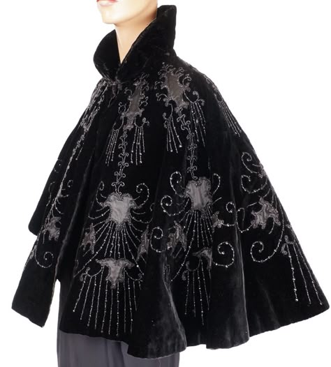 Victorian Capelet, Victorian Cape, Cape Designs, Victorian Clothing, Antique Clothing, Historical Dresses, Moda Vintage, Fantasy Clothing, Fantasy Fashion