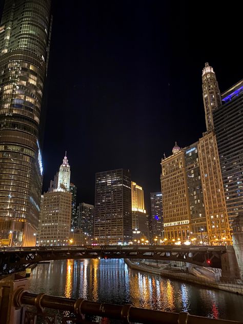 Down Town Chicago At Night, Chicago Downtown Night, Chicago Wallpaper, Chicago Nightlife, Chicago Night, The City At Night, Chicago Aesthetic, Chicago Riverwalk, Chicago At Night