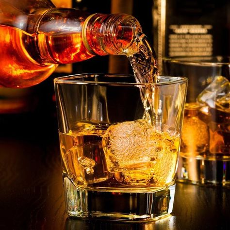 6 Tips to Finding Pappy Van Winkle and Other Rare Bourbon Bourbon Whiskey Brands, Whisky Cocktail Recipes, Whiskey And Cigars, Drinking Whiskey, Whisky Cocktail, Whiskey Girl, Natural Teething Remedies, Whiskey Brands, Whiskey Tasting