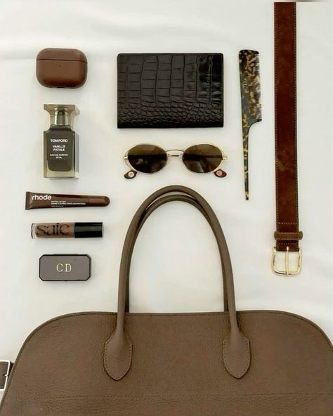 Everyday Bag Essentials, Girl Essentials, Fall Girl, Chunky Chain Necklace, Inside My Bag, Purse Essentials, Handbag Essentials, What's In My Bag, Classy Aesthetic