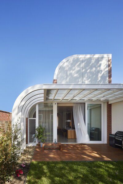 Photo 1 of 46090 in Photos from An Art Deco–Inspired Extension Graces a 1930s Cottage in Melbourne - Dwell Art Deco Home Exterior, Garden Curb Appeal, Art Deco Cottage, 1930s House Interior, Brick Extension, Australian Houses, New Zealand Architecture, Housing Architecture, Brick Detail