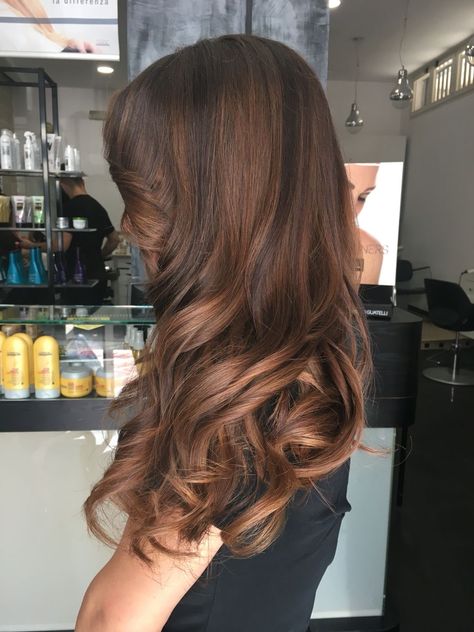 Cinnamon Hair Balayage, Cinnamon Hair Highlights, Cinnamon Brown Hair Color Highlights, Brown Hair Trends, Summer Hair Color Ideas, Cinnamon Hair, Honey Brown Hair, Brown Hair Inspo, Brunette Hair With Highlights