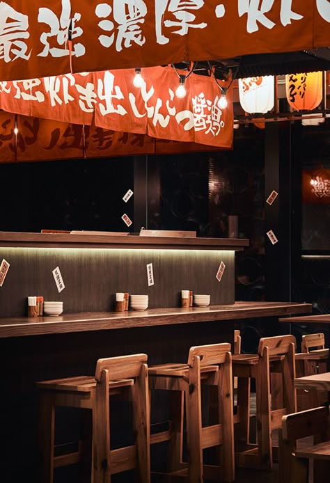 Izakaya Menu Design, Ramen Shop Interior, Ramen Bar Design, Vintage Restaurant Design, Japan Street Food, Japanese Restaurant Interior, Sushi Shop, Japanese Restaurant Design, Japan Restaurant