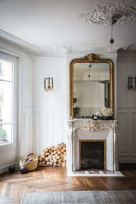 Parisian Fireplace, Mantle Decorating Ideas With Tv, Modern Parisian, Parisian Home, Narrow Living Room, Fireplace Mantel Decor, Fireplace Mirror, Casa Vintage, Parisian Apartment