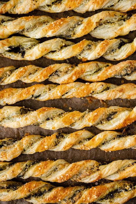 Pesto Bread Sticks, Pastry Twists Appetizers, Pesto Twists Puff Pastries, Salty Baking Recipes, Pesto Sticks, Pesto Breadsticks, Sout Happies, Puff Pastry Cheese Straws, Parmesan Sticks