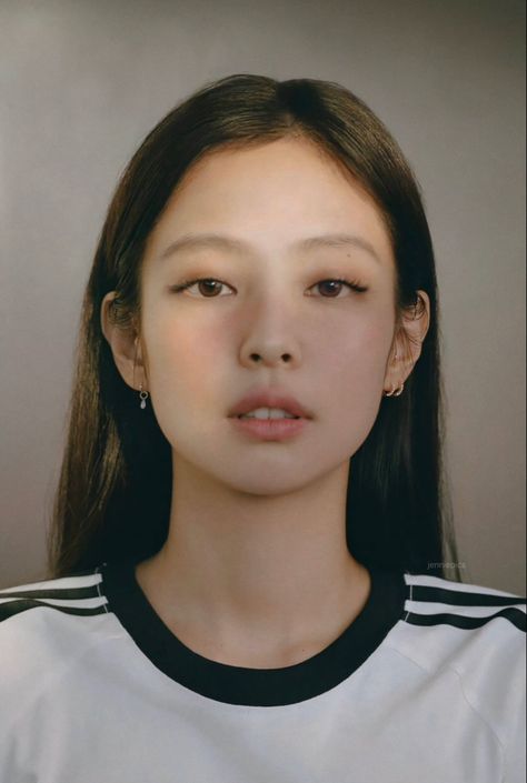 Kim Jennie Makeup, Jennie Makeup Look, Jennie Face Card, Jennie Kim Makeup, Light Eyebrow Makeup, Jennie Kim Face, Sunmi Makeup, Jennie Hair, Jennie Makeup