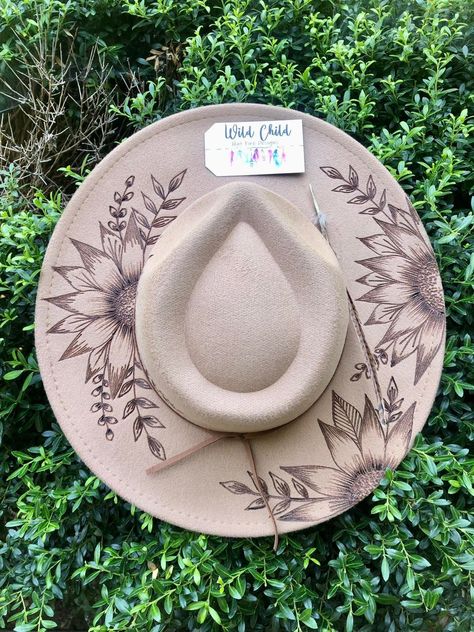 Hat Pyrography, Hat Burning Ideas, Custom Hat Ideas, Burned Hats, Burning Flowers, Boho Hats, Pyrography Ideas, Cowboy Hat Design, Hat Burning