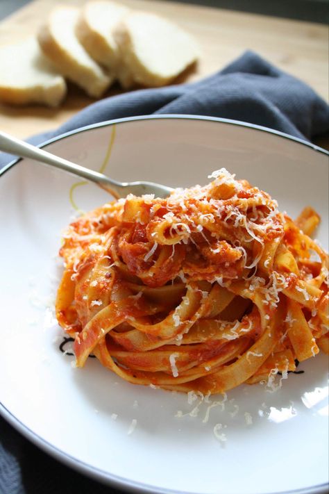 Linguine Tomato Sauce, Tinned Tomato Recipes, Chilli Pasta Recipe, Garofalo Pasta, Arrabbiata Pasta, Tomato Chilli Sauce, Cambodia Food, Tomato Linguine, Pesto Dishes