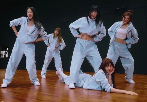 Haerin Dance Practice Outfit, Haerin Dance Practice, Danielle New Jeans Outfit, Outfit Dance Practice, New Jeans Outfit, Minji Danielle, Outfit Dance, Dance Outfits Practice, Practice Outfits