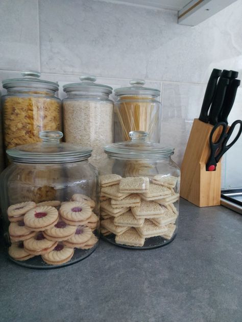 Biscuit Storage Ideas, Biscuit Organisation, Biscuit Jars Display, Snack Jars Display, Glass Jar Decorating Ideas Kitchen, Glass Cookie Jars Display, Glass Jars Kitchen Counter, Cookie Jars Display, Kitchen Jars Decor