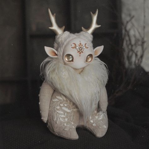 Fae Creatures, Clay Creatures, Vinyl Art Toys, Fantasy Art Dolls, Cute Fantasy Creatures, Monster Dolls, Forest Creatures, Goth Art, Doll Repaint