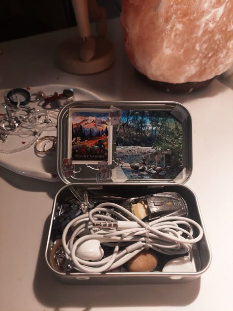 Altoids wallet Altoid Wallet Men, Altoids Wallet Ideas, Altoids Tin Wallet, Altoids Wallets, Altoid Wallet, Tin Wallet, Wallet Inspiration, Altoids Wallet, Mint Tin Crafts