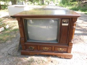 How to Revamp an Old Console TV Cabinet and I have two of these - free! Old Tv Consoles, Household Services, Old Television, Moving Help, Big Screen Tv, Console Tv, Building Maintenance, Television Set, Entertainment Center Repurpose