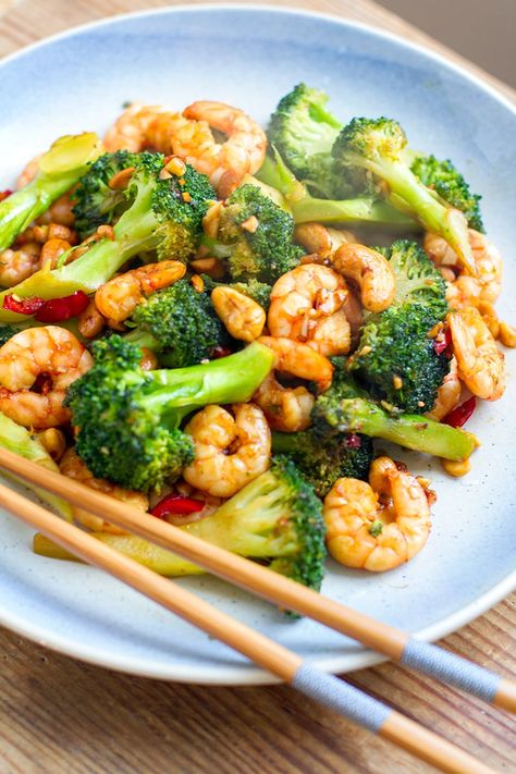 Prawn Stir Fry With Broccoli & Cashews (under 20 minutes, quick and easy, paleo, gluten-free, keto & Whole30 friendly) | #shrimp #prawns #stirfry #broccoli #asian #healthy #paleo #whole30 #keto #lowcarb #glutenfree #dinner Stirfry Shrimp, Paleo Shrimp Stir Fry, Stir Fry With Broccoli, Broccoli Cashew, Shrimp Broccoli Stir Fry, Chinese Shrimp, Prawn Stir Fry, Cashew Recipes, Fried Broccoli