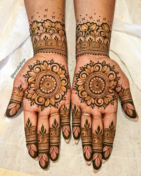 Round Mehndi Design, Mehndi Designs Bridal Hands, Beautiful Henna, Engagement Mehndi Designs, Full Mehndi Designs, Beautiful Henna Designs, Latest Bridal Mehndi Designs, Mehndi Designs Front Hand, Wedding Mehndi Designs