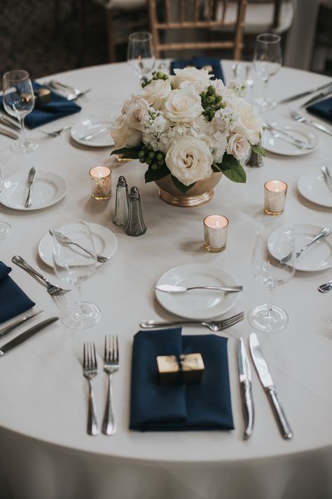 Flower For Wedding Tables, Dark Blue Wedding Table Setting, Navy And White Wedding Table Decor, Navy Blue Flower Arrangements Table Settings, Wedding Table Blue And Gold, Simple Navy Wedding, Sapphire Quinceanera Decor, Navy Blue And Purple Wedding Centerpieces, Good And Navy Blue Wedding