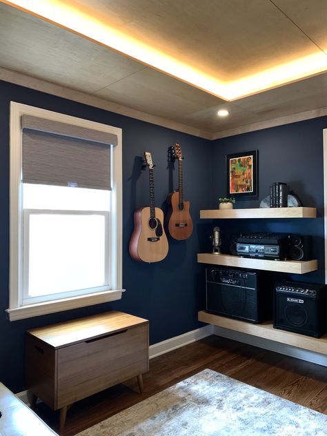 Guitar Room Man Cave, Bedroom Guitar, Guitar Hanging Ideas, Guitar Room Decor, Room Aesthetic Grunge, Home Music Studio Ideas, Room Aesthetic Dark, Led Uplighting, Plywood Ceiling