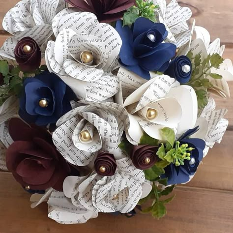 Book Themed Wedding Centerpieces, Book Bouquet Wedding, Book Wedding Bouquet, Storybook Wedding Theme, Book Theme Wedding Decorations, Book Page Bouquet, Bookstore Wedding, Book Themed Wedding Decorations, Vintage Book Wedding Centerpieces