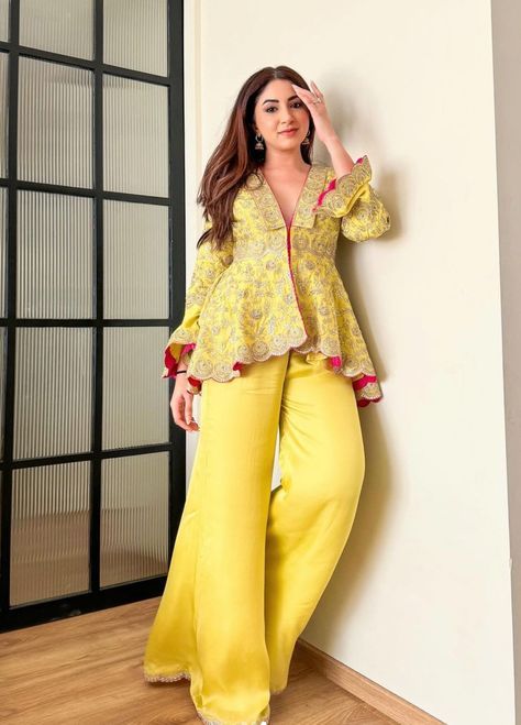 Small Blazer Outfits For Women, Wedding Guest Haldi Outfit, Short Kurti Designs Party Wear, Palazzo Kurti Designs, Yellow Blazer Outfit Classy, Golden Suit Design, Haldi Indowestern Outfit, Haldi Outfits For Women, Bridesmaid Suits For Women