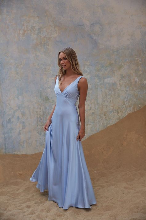 Light Blue Bridesmaid, Dress Code Wedding, Prom Dress Inspiration, Pretty Prom Dresses, Blue Bridesmaid Dresses, Grad Dresses, Glam Dresses, Style And Grace, Stretch Satin