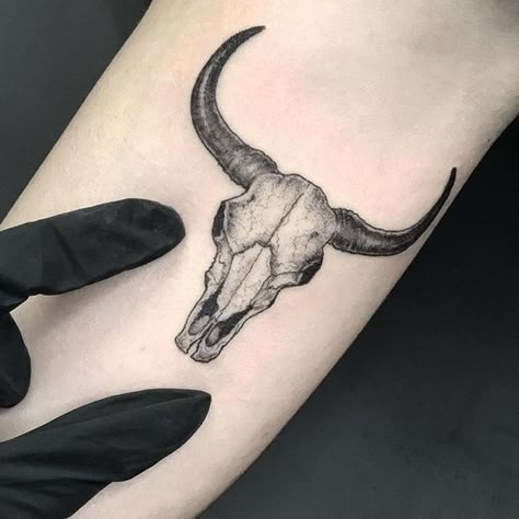 30 Best Bull Skull Tattoo Ideas  32 Skull Tattoo Meaning, Cow Skull Tattoo, Bull Skull Tattoo, Floral Skull Tattoos, Tattoo Crane, Cow Skull Tattoos, Deer Skull Tattoos, Tato Maori, Bull Skull Tattoos