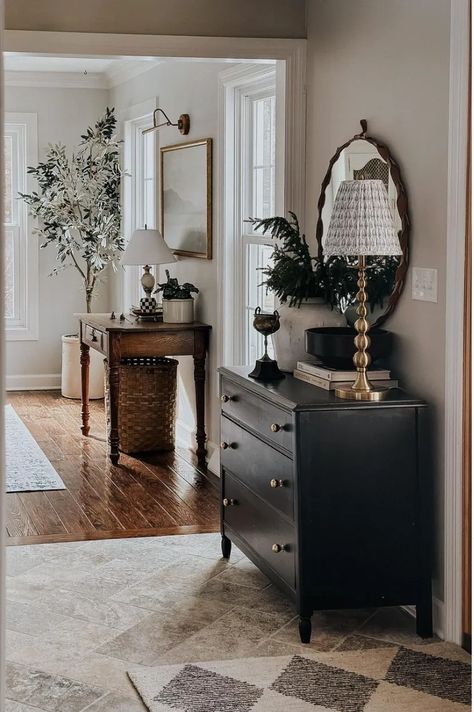 Open Entryway, Entrance Table Decor, Tummy Bug, Parisian Living Room, Entrance Hall Decor, Classic Apartment, Retro Interior Design, Console Table Decorating, Small Entryways