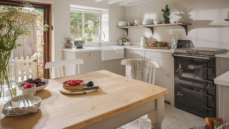 Enjoy boutique luxury at Shepherds Cottage - Chipping Campden. Beach Cottage Kitchens, Grey Cupboards, Chipping Campden, Cotswold Cottage, Boutique Retreats, Cotswolds Cottage, English Country Cottage, King Sized Bedroom, Farmhouse Renovation