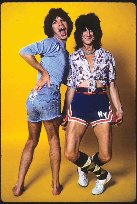 Mick Jagger and Ron Wood in short shorts, Sept.1977 Melanie Hamrick, Ron Woods, Moda Hippie, Like A Rolling Stone, Photo Star, Ronnie Wood, Georgia May Jagger, Charlie Watts, Rock Lee