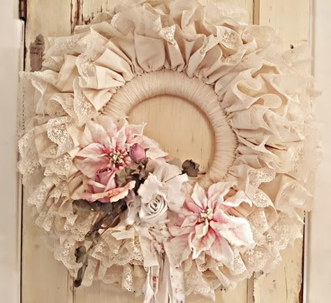 Penny's Vintage Home: Christmas Vignettes Shabby Chic Christmas Diy, Shabby Wreath, Shabby Chic Xmas, Shabby Chic Romantic Bedroom, Lace Wreath, Couronne Diy, Vintage Shabby Chic Decor, Rag Wreaths, Cottage Wall Decor