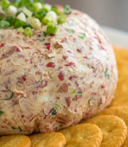 CREAMED CHIPPED BEEF CHEESE BALL – Gymonset Dried Beef Cheeseball Recipes, Beef Balls Recipe, Chipped Beef Cheese Ball, Beef Cheese Ball, Creamed Chipped Beef, Appetizers Easy Dips, Philly Cheese Steak Sliders, Dried Beef, Homemade Sloppy Joes