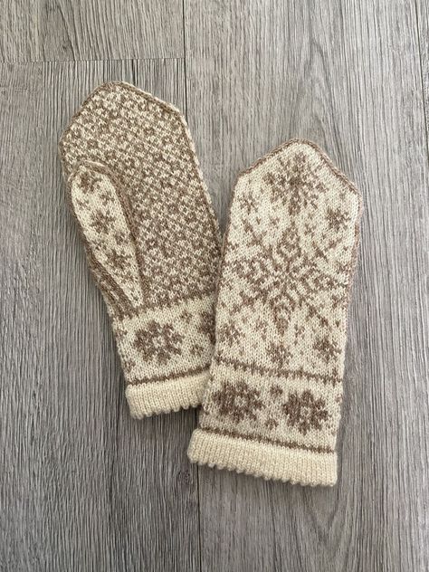 Norwegian Knitting, Knitted Mittens Pattern, Deer Pattern, Mittens Pattern, Knit Picks, Fair Isle Knitting, Knit Mittens, Handmade Knitting, Knitting Inspiration