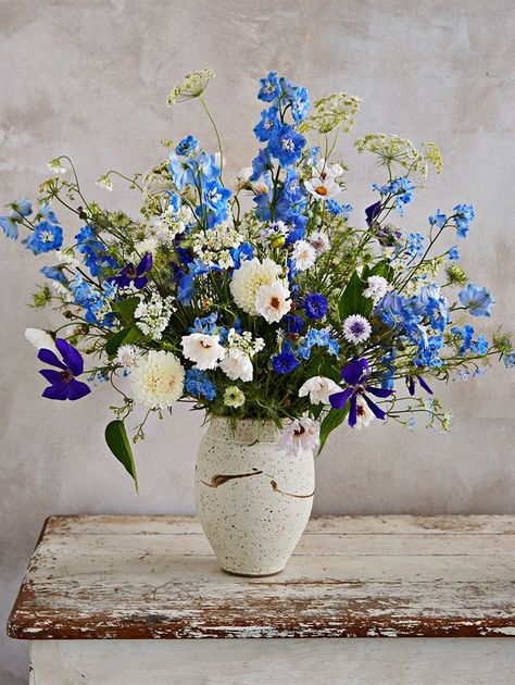 flower-arrangement-blue-103343804-onecms Blue And White Bouquet, Blue Flower Arrangements, Floral Designs Arrangements, Blue Flower Vase, Bouquet Photography, Flower Vase Arrangements, Blue Florals, Martha Stewart Living, Beautiful Flower Arrangements