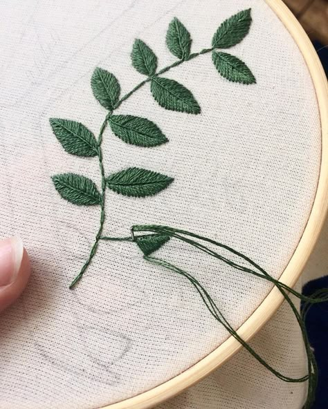 Flowers Simple, Patterns Simple, Making Fabric Flowers, Embroidery Leaf, Embroidery Hoop Wall Art, Embroidery Lessons, Simple Leaf, Embroidered Leaves, Hand Embroidery Videos