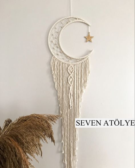 Moon Macrame Diy, Macrame Crescent Moon, Macrame Baby Room, Macrame Studio, Diy Macrame Projects, Feather Crafts Diy, Macrame Baby, Dream Catcher Decor, Macrame Dream Catcher