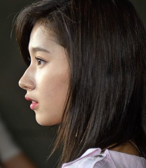 I hate whatever article this is under trying to put down on her nose Side Profile Woman, Jasmin Tookes, Hooked Nose, Side Profiles, Big Nose Beauty, Straight Nose, 얼굴 드로잉, Face Profile, Nose Shapes