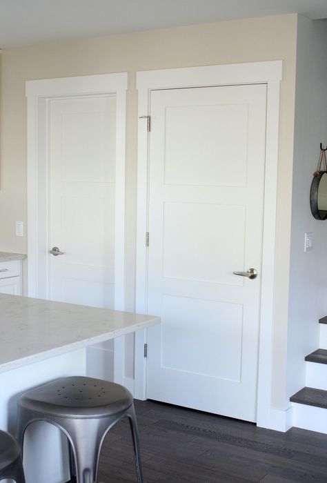 Love the look of these 3 panel shaker style doors in this home. The shaker style trim throughout made everything look so bright and fresh! #shakerstyletrim #interiorfinishings #trimwork Redo Fireplace, Farmhouse Door Trim, Modern Door Trim, Shaker Style Trim, Craftsman Style Floor Plans, Doorway Design, Kitchen Craftsman, Trim And Doors, Craftsman Floor Plans