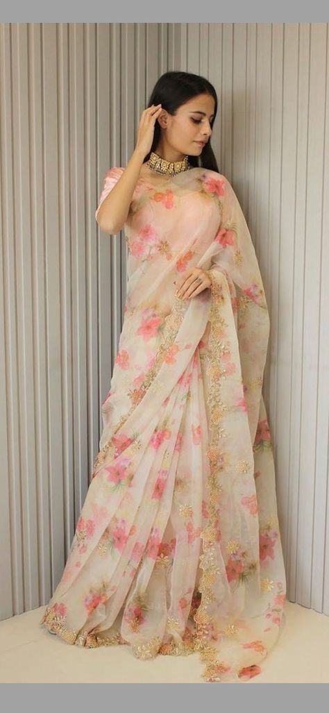 Sarees For Girls, Printed Organza, Fancy Sarees Party Wear, Saree Poses, Simple Sarees, Indian Fashion Saree, Saree Designs Party Wear, Traditional Indian Outfits, Saree Photoshoot